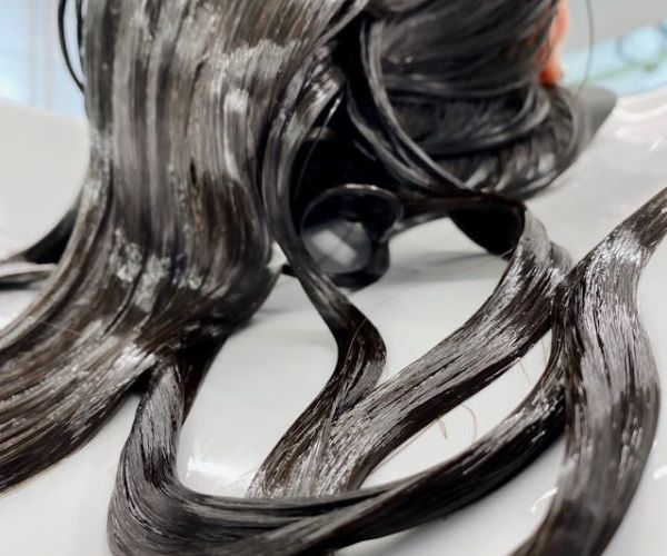 mujer con mascarilla hidratante en el cabello