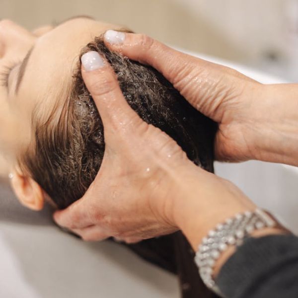 beneficios de la exfoliación del cuero cabelludo