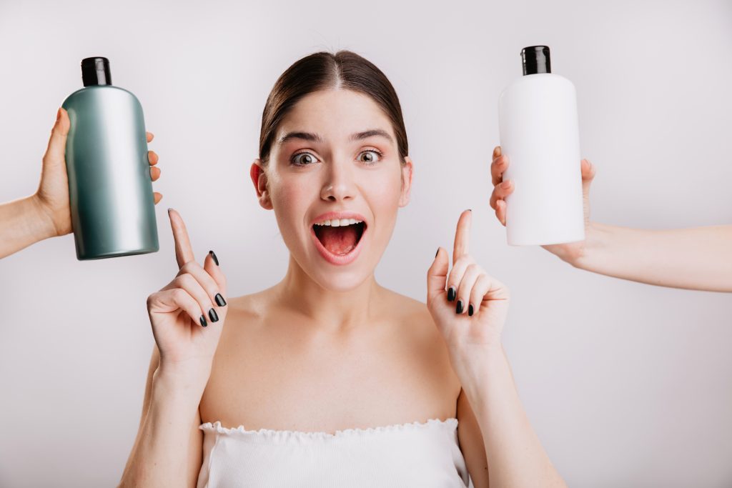 Aplicación de mascarilla hidratante en pelo grueso y áspero
