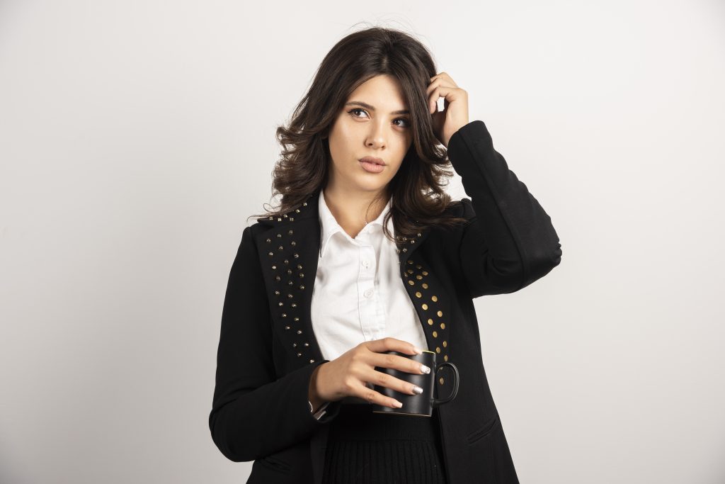 mujer preocupara con cabello duro jpg