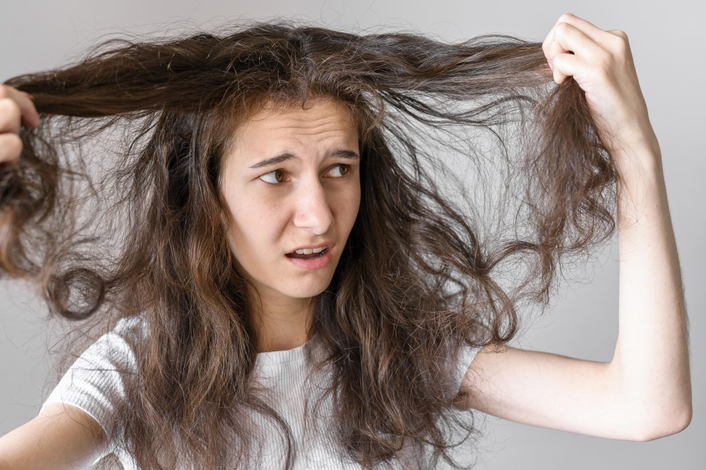 Cabello duro con textura áspera y seca en primer plano
