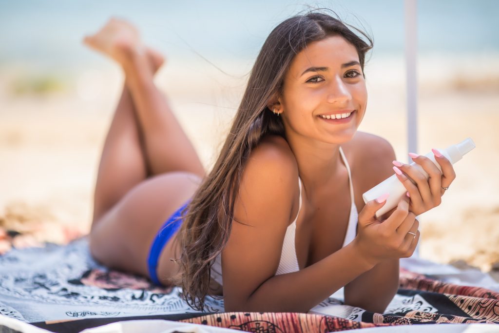 chica con protector para cabello aplicar antes de exponerse al sol