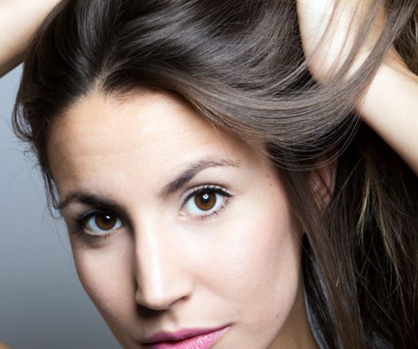 exceso de sebo en el cuero cabelludo que provoca cabello graso 